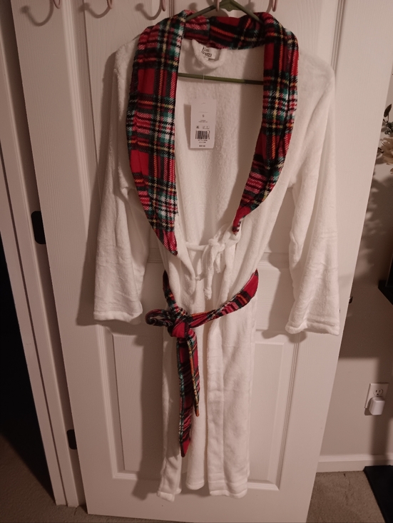 Kim Rogers Other - Kim Rogers Plush White Robe with Red Plaid Trim and Belt. Small NWT.